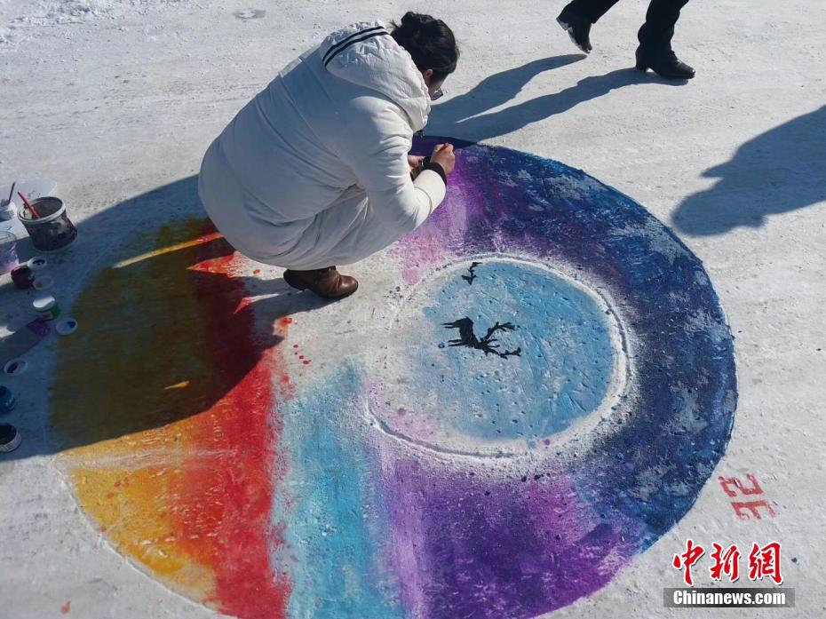 雪の大地に描かれた美しく鮮やかなアート作品　內(nèi)モンゴル