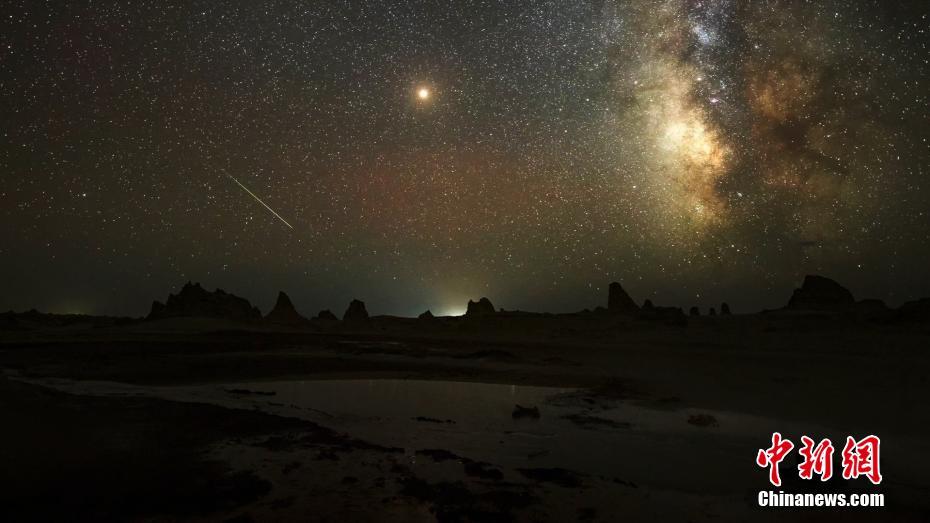 青海省冷湖の「火星キャンプ」の上空に広がる満天の星空