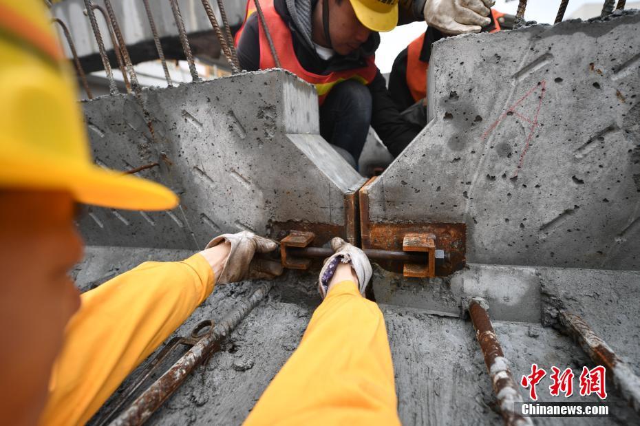 柱の無い広々とした駅構(gòu)內(nèi)に　中國で初めて地下鉄に応用のプレキャスト構(gòu)造