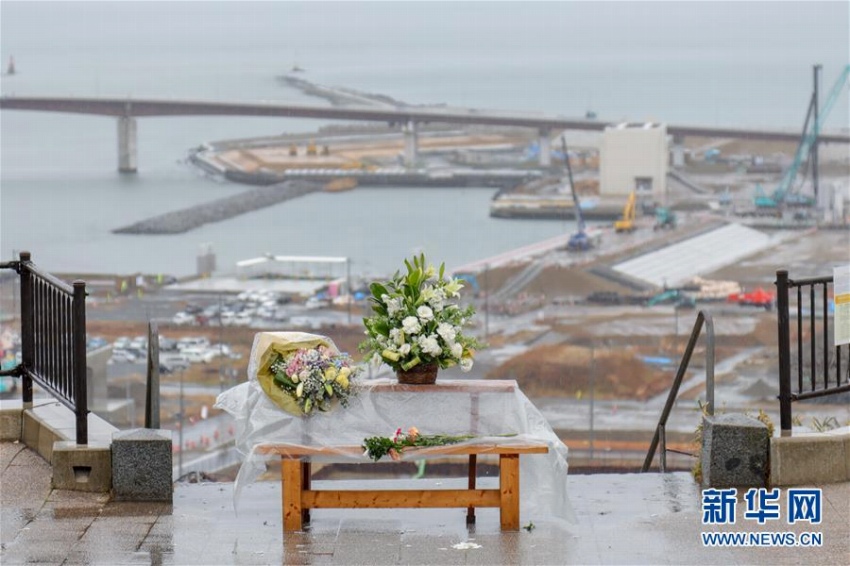 3月11日、宮城県石巻市。震災犠牲者を哀悼するため捧げられた花束。