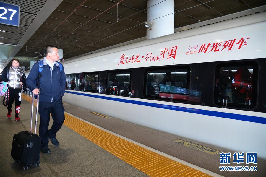 「時(shí)光列車」のD1923號(hào)に乗って西安北駅から成都東駅に向かう乗客（3月14日撮影?唐振江）。