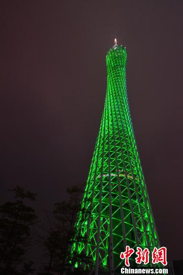 聖パトリックの祝日を祝い、緑にライトアップされた広州タワー