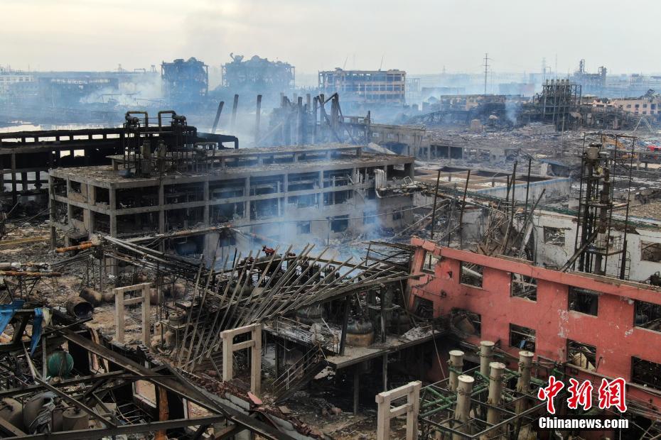 江蘇省化學(xué)工場爆発事故、爆発地點(diǎn)には巨大な穴が