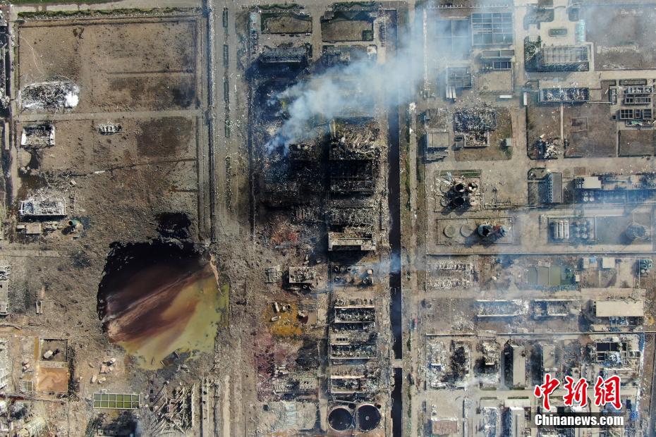 江蘇省化學(xué)工場爆発事故、爆発地點(diǎn)には巨大な穴が