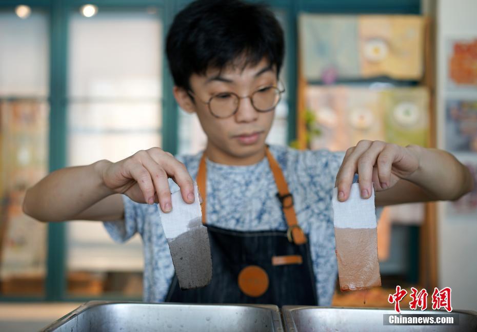 殘飯を使って染め上げる香港地區(qū)の染楽工房　