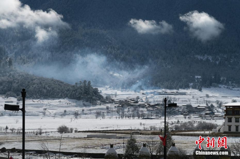 3月22日、夜に雪が降り、村の林や牧草地が白く染まった観光村。山も雪化粧の絶景に（撮影?楊程晨）。