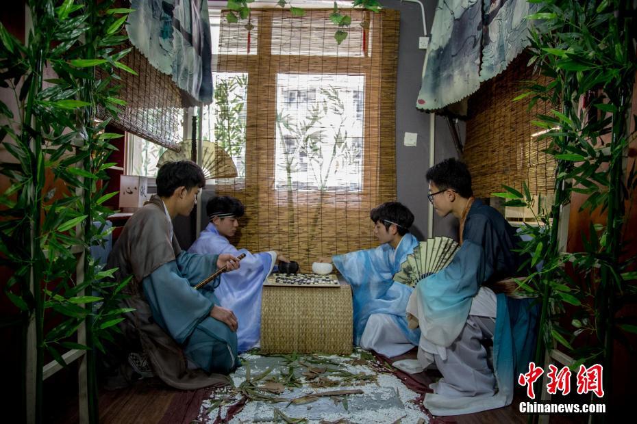 「竹院」風(fēng)に大改造した學(xué)生寮で碁を打つ男子學(xué)生たち（3月26日撮影?張暢）。