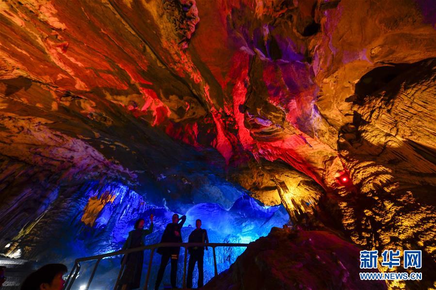 幻想的な地下風(fēng)景広がる世界自然遺産の重慶芙蓉洞