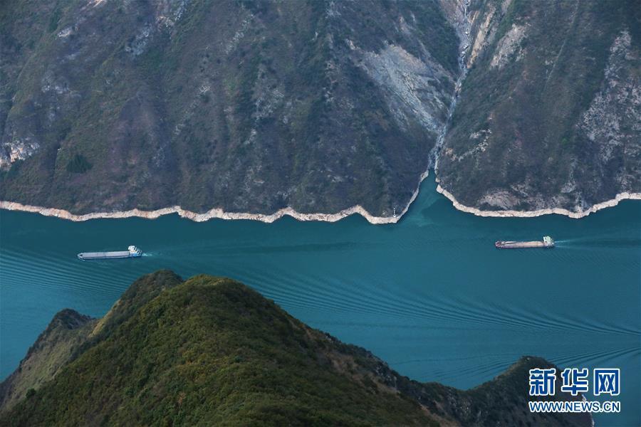 長(zhǎng)江三峽の重慶市巫山県にある巫峽區(qū)間を運(yùn)航していく貨物船（3月26日撮影?王全超）。