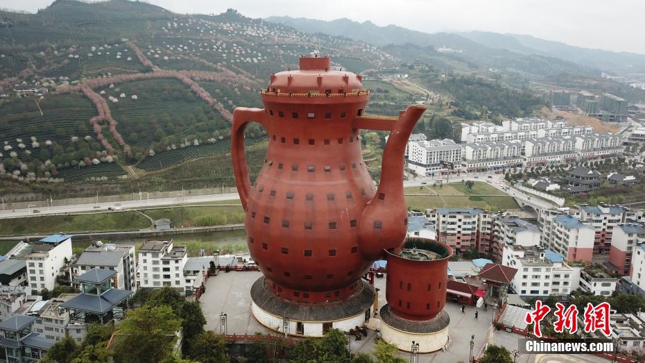 貴州湄潭の「天下一の茶壺」を上空から撮影