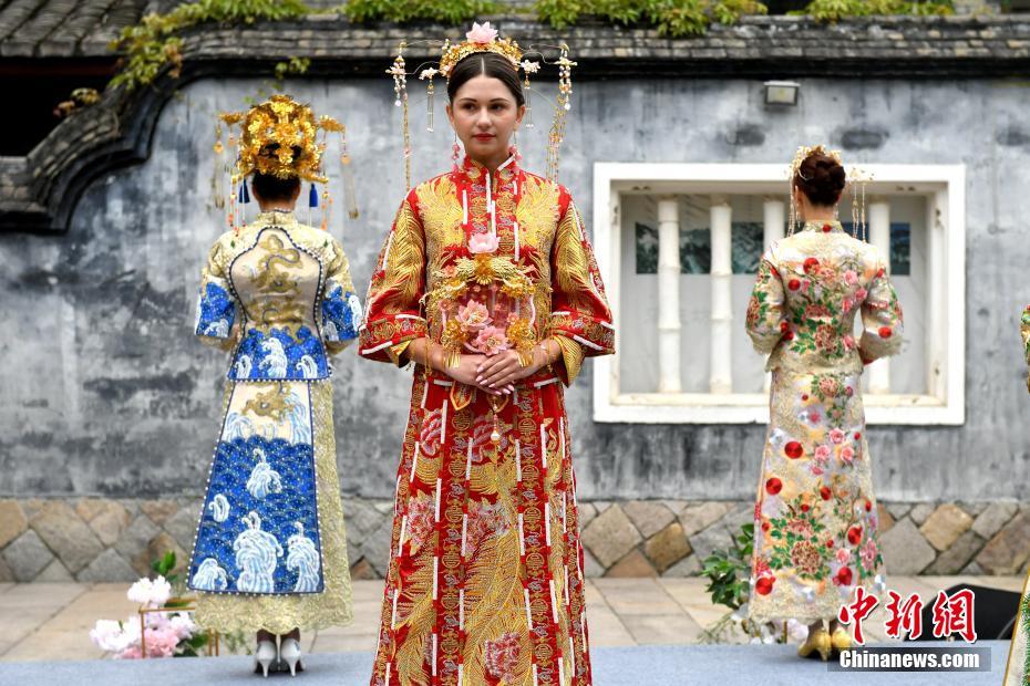 中國の伝統(tǒng)的な花嫁衣裳ファッションショー　福建省