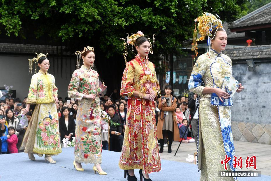 中國の伝統(tǒng)的な花嫁衣裳ファッションショー　福建省