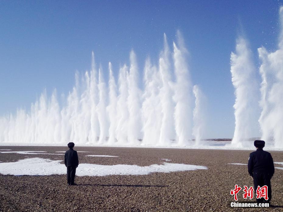 黒竜江の川開き控え、氷の爆破で百メートルの「氷の噴水」