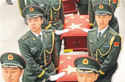 志願(yuàn)軍烈士の棺を?yàn)c陽(yáng)抗米援朝墓園へと護(hù)送する儀仗兵