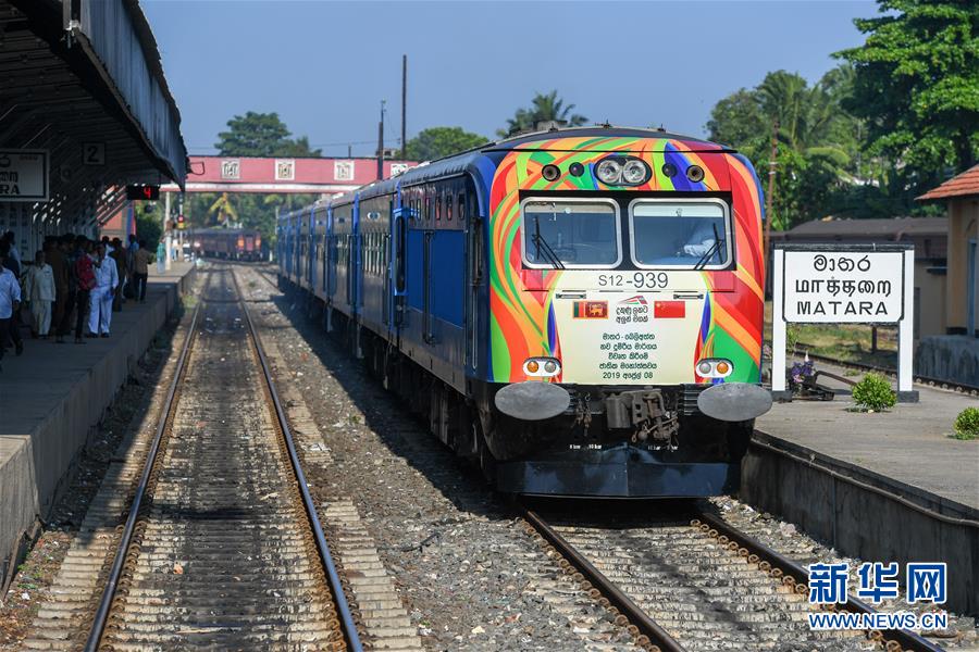 スリランカ南部のマータラ駅からベリアッタへ出発する列車（撮影?郭磊）。