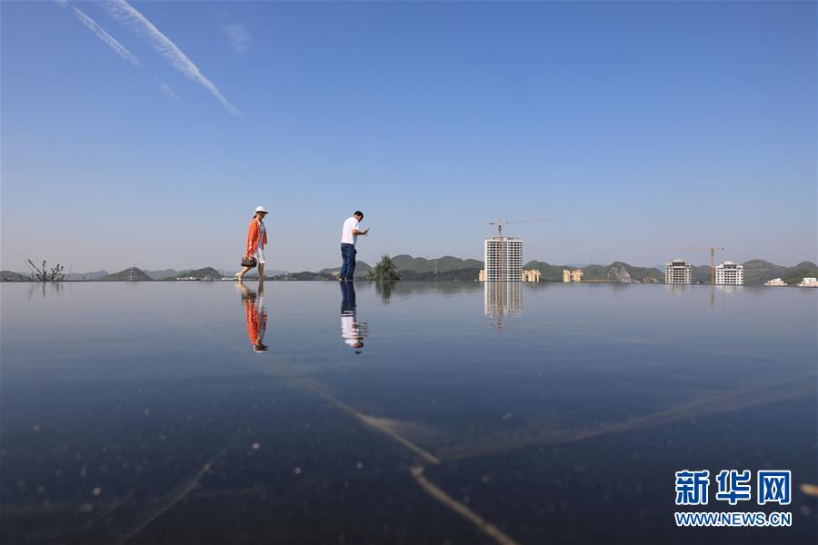 青空映す「天空の鏡」　貴州省貴陽市