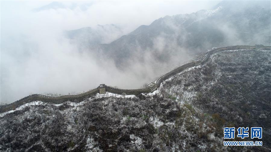 春の雪と雲(yún)海、長(zhǎng)城、そしてすでに開花を迎えていた杏の花が創(chuàng)り上げた美しい風(fēng)景（ドローンによる撮影?卜向東）。