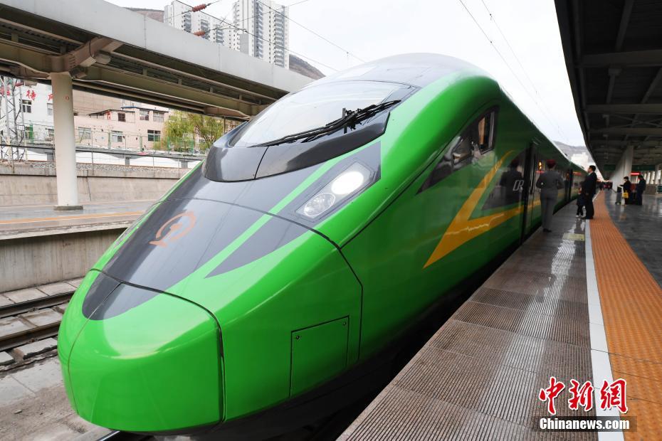 蘭州駅から出発する成都行きの復(fù)興號(hào)車両「緑巨人」（撮影?楊艶敏）。