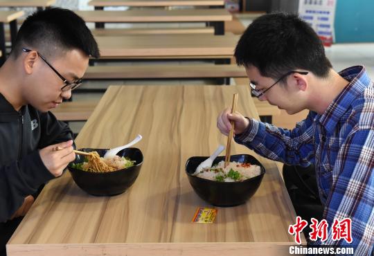 重慶の大學(xué)食堂が冷やし麻辣燙販売し、大人気に