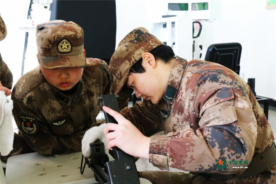 入隊(duì)後わずか數(shù)カ月の女性兵士　戦車を自在に操縦する