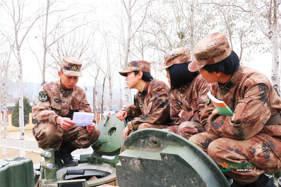 入隊(duì)後わずか數(shù)カ月の女性兵士　戦車(chē)を自在に操縦する