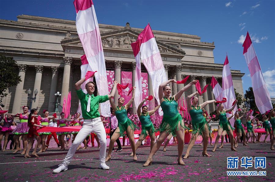 全米桜祭りのパレードで華やかなダンスを披露するダンサーたち（撮影?劉傑）。