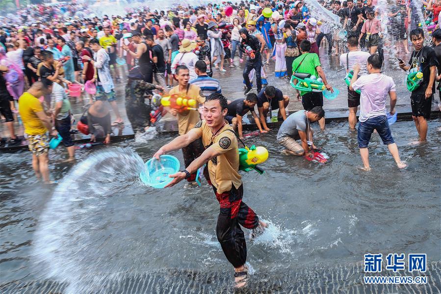 景洪市の水かけ広場で水かけ祭りに參加した人々（撮影?張玉薇）。