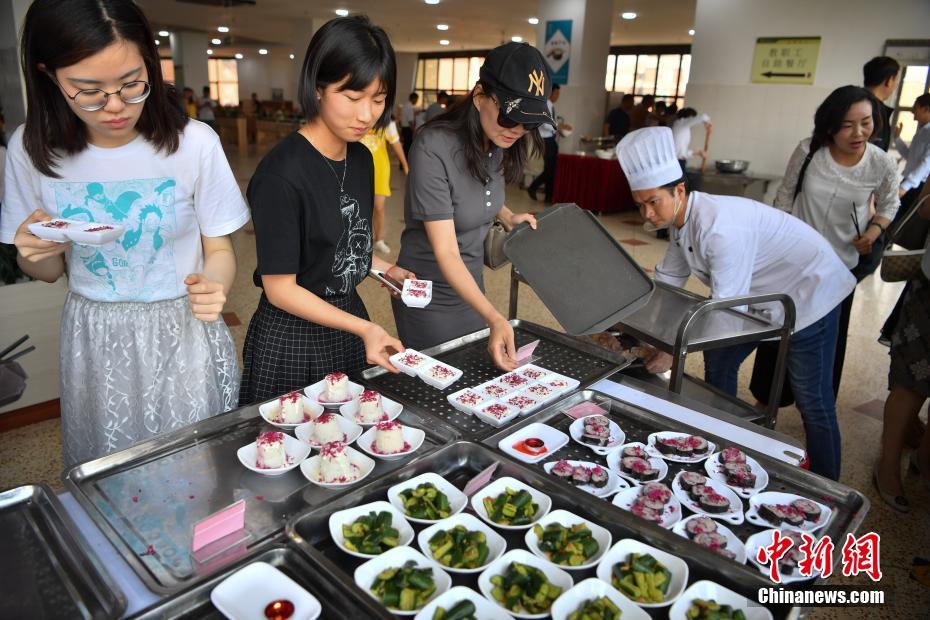 雲(yún)南大學の學食にバラを使った新メニュー　學生たちに人気