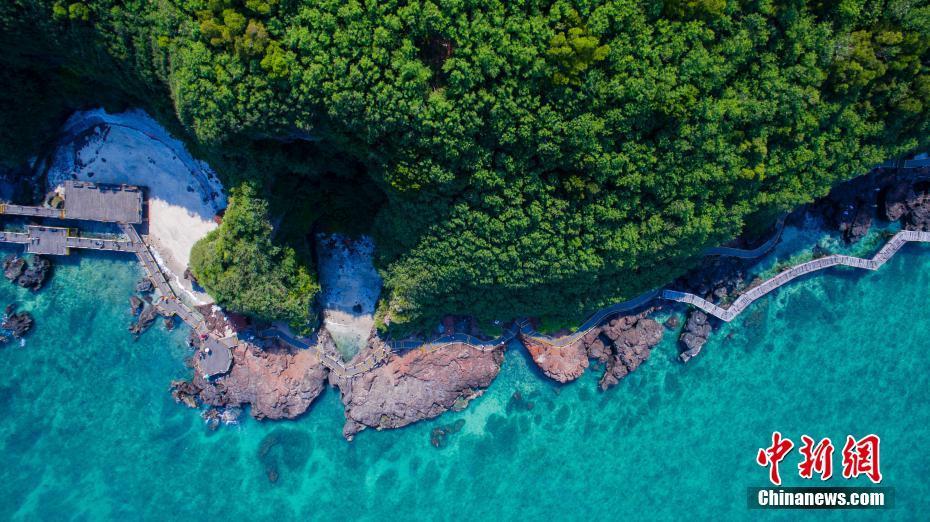 空撮した翡翠のように透明で美しい海水に取り囲まれた潿洲島（撮影?翟李強(qiáng)）。