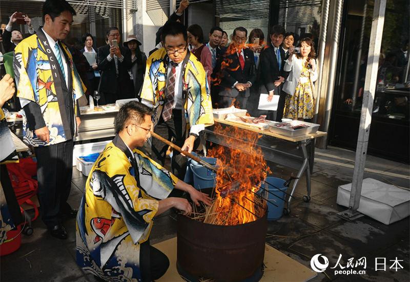 高知県のカツオのワラ焼きたたきのデモンストレーション（撮影?陳思）。