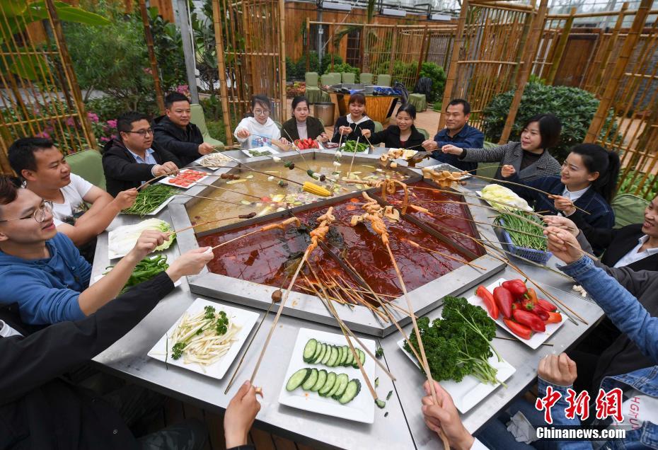 メーデー祝い、自家製野菜を麻辣燙で味わう農(nóng)業(yè)従事者たち　湖南省