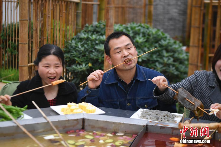 メーデー祝い、自家製野菜を麻辣燙で味わう農(nóng)業(yè)従事者たち　湖南省