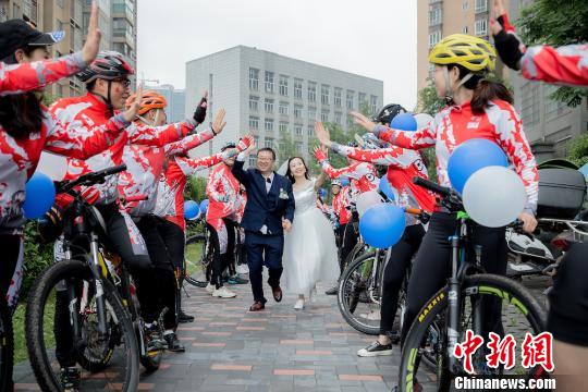 「地球にやさしい」結(jié)婚式を挙げた新婚カップルに稱賛の聲　四川省