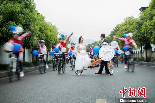 自転車による結婚式を挙げた新婚カップル（撮影?梁斌）。