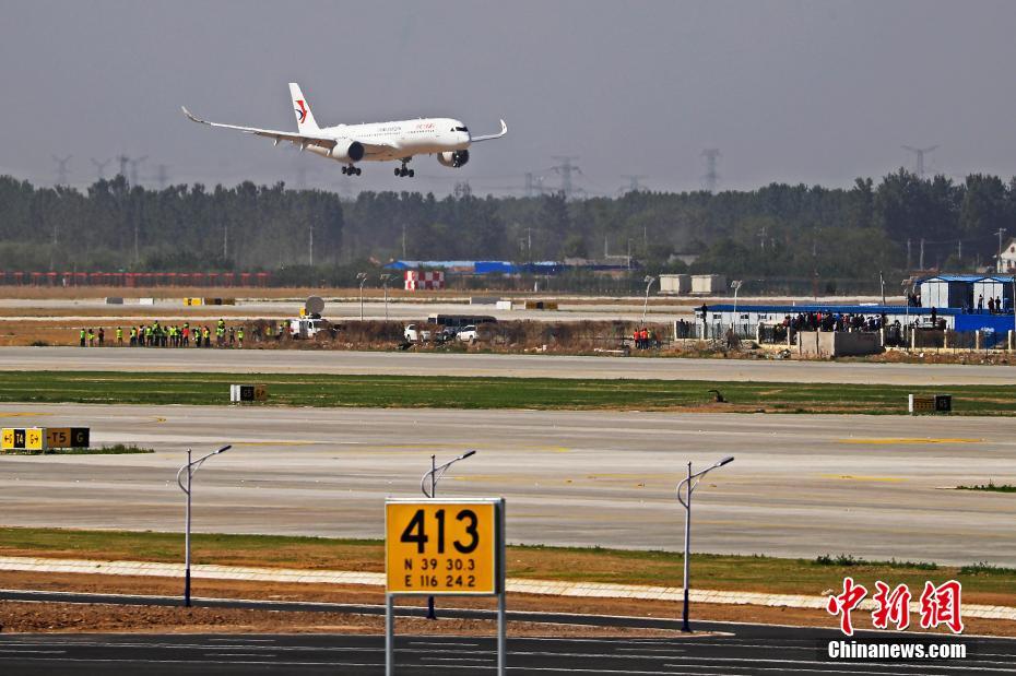 北京大興國(guó)際空港の滑走路に著陸するために高度を下げる中國(guó)東方航空のエアバスA350-900型機(jī) (撮影?殷立勤）。