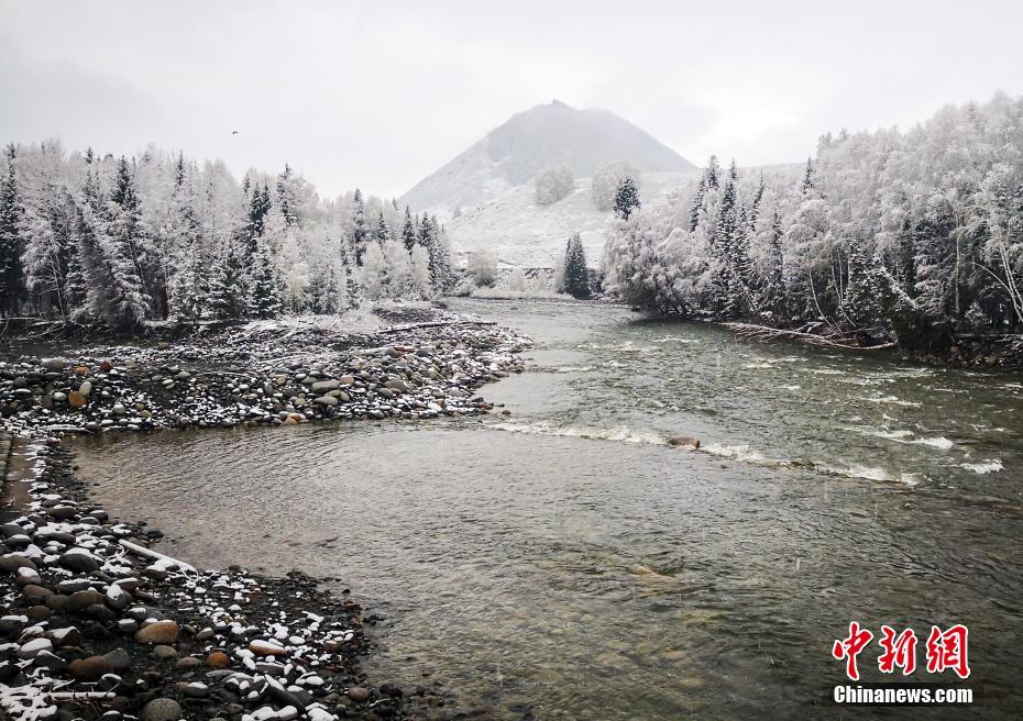 新疆の山村の雪景色、「水墨畫の世界」広がる