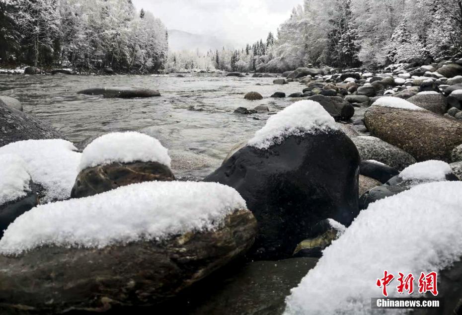 新疆の山村の雪景色、「水墨畫の世界」広がる