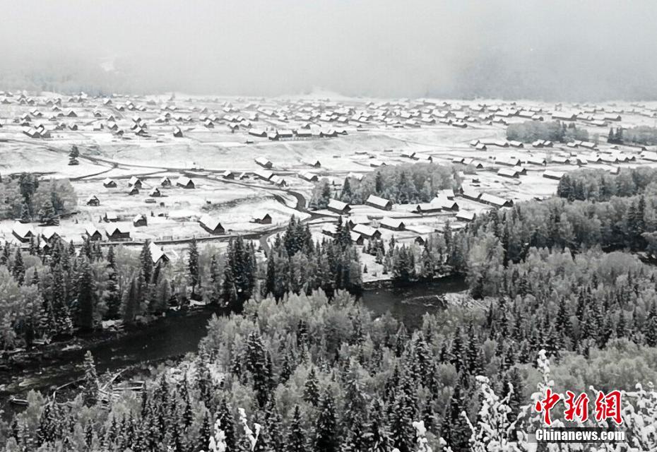 新疆の山村の雪景色、「水墨畫(huà)の世界」広がる