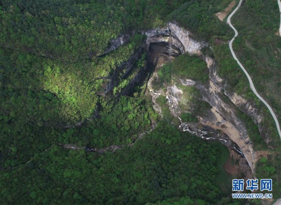 中國西北部の神秘の巨大陥沒穴 深く垂直に340メートル