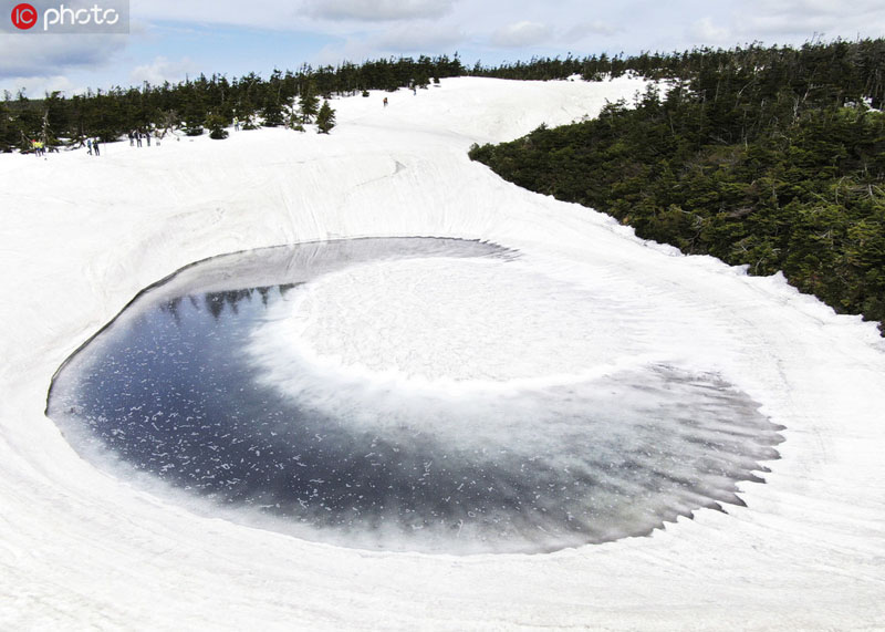 八幡平で雪解け　姿を現(xiàn)した絶景「ドラゴンアイ」