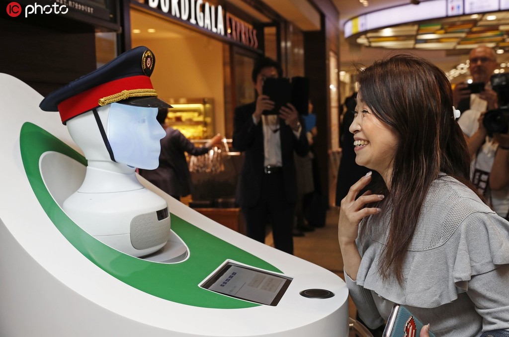 案內(nèi)ロボットの「セミ」に駅構(gòu)內(nèi)などの案內(nèi)をしてもらう乗客（寫真著作権は東方ICが所有のため転載禁止）。