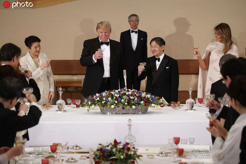 晩餐會で乾杯するトランプ大統(tǒng)領(lǐng)夫妻と徳仁天皇夫妻（寫真著作権は東方ICが所有のため転載禁止）。