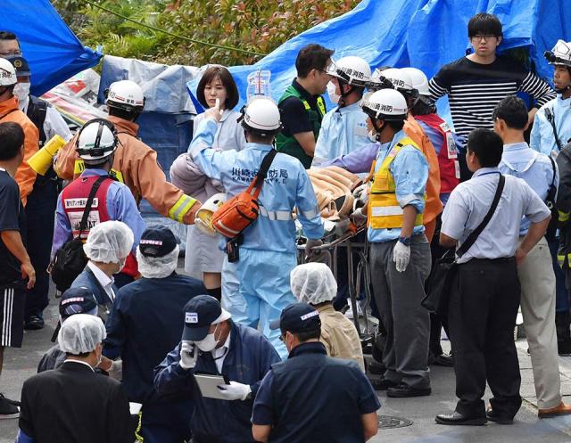 5月28日、川崎市で男に刺された負(fù)傷者を搬送する救急隊員。 