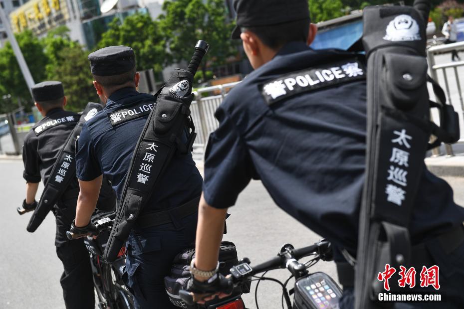 5月27日、山西省太原市內(nèi)を、最新式の特殊警棒を背負ってパトロールする警官ら(撮影?武俊傑)。