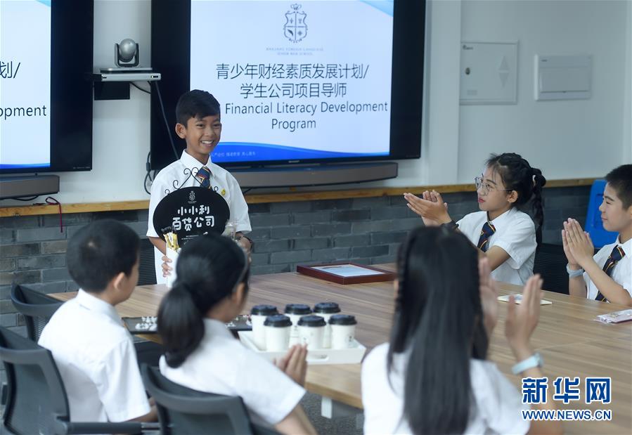 10數(shù)ヶ國語を操るカンボジアの少年が中國に留學