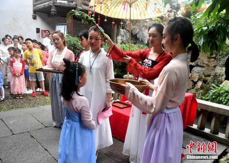 「漢服」姿の女性たちが福州で端午節(jié)の風(fēng)習(xí)を再現(xiàn)　福建省