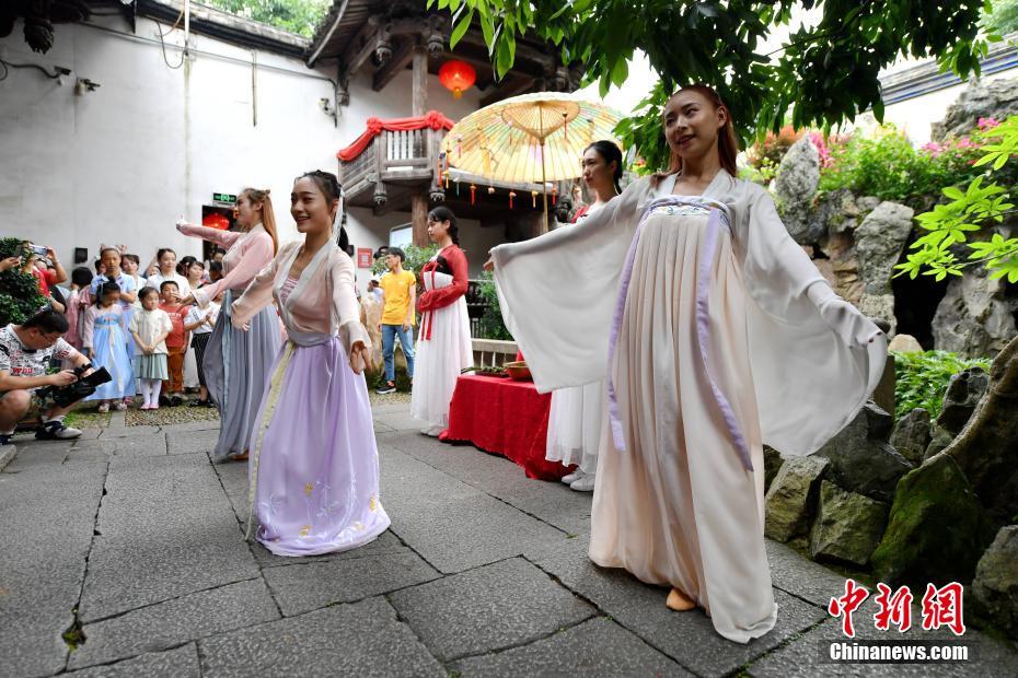 「漢服」姿の女性たちが福州で端午節(jié)の風(fēng)習(xí)を再現(xiàn)　福建省