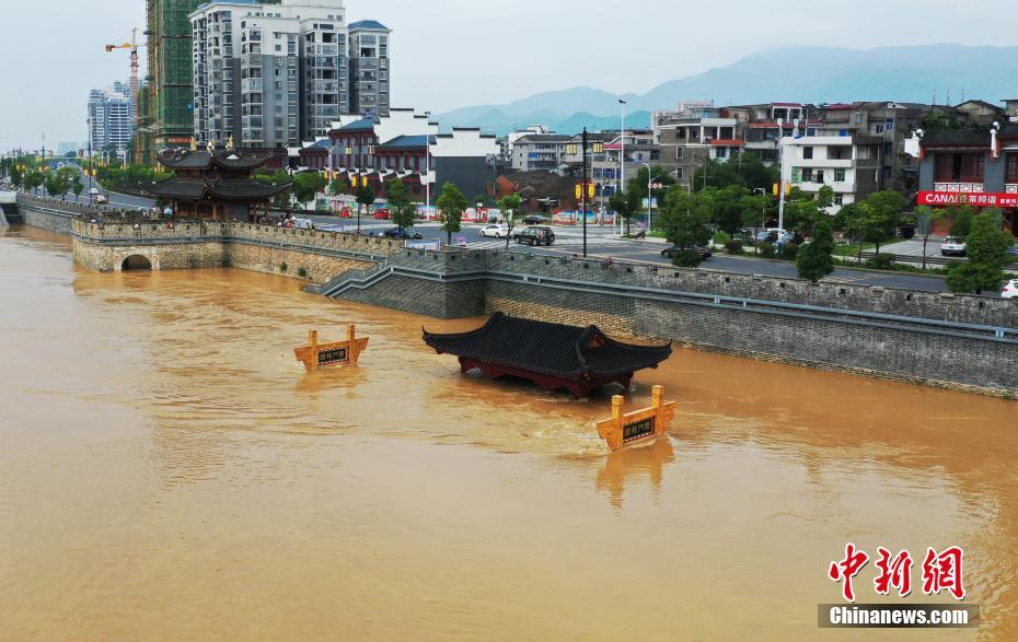 江西の各地で大雨災(zāi)害　空から見(jiàn)た被災(zāi)地の様子