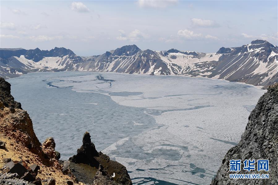 気溫上昇で旅行シーズン迎えた長白山保護區(qū)　吉林省