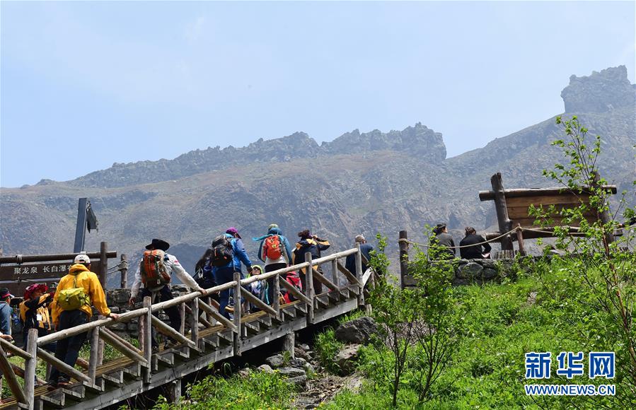 気溫上昇で旅行シーズン迎えた長白山保護區(qū)　吉林省